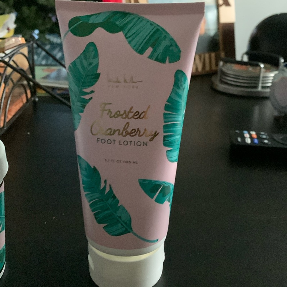 Nicole Miller Frosted Cranberry Bath Collection